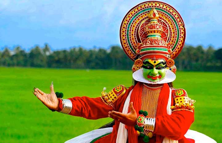How do the traditional festivals in Kerala influence tourism