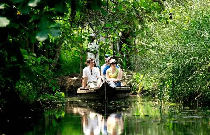 alleppey narrow canal cruise